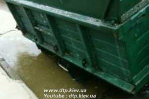 В Киеве ЗИЛ "ушел" под асфальт: подробности происшествия