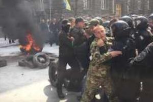 Протесты в Киеве: у Администрации Президента произошел пожар от зажженных покрышек