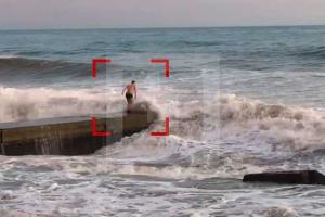 В Сочи двое молодых людей стали жертвами гигантской волны