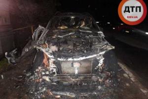 В Киеве ночью полностью сгорел Мерседес