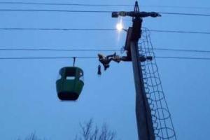 В Харькове спасатели три часа снимали людей с канатной дороги