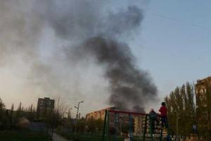 В Горняцком районе Макеевки образовалось черное облако дыма
