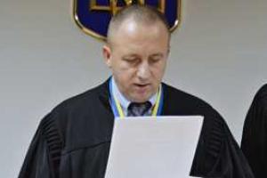 К судье по делу спецназовцев РФ Дидыку приставлена охрана: неизвестные забросали его кабинет "коктейлями Молотова"