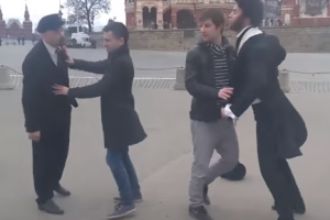 Москвичи стали свидетелями драки Ленина и Пушкина возле Кремля