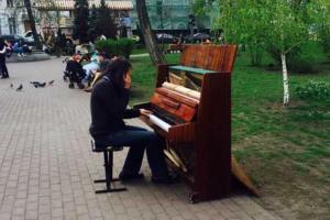 В Киеве появилось уличное пианино