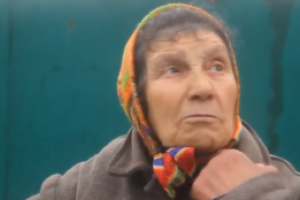 Бабушка из Еленовки: "'Cтрашно было выходить. У соседа с крыши человеческие останки снимали"