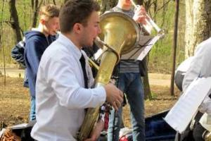 В Донецке провели субботник под музыку духового оркестра