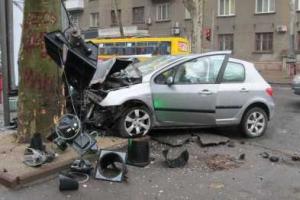 В центре Одессы автомобиль на огромной скорости влетел в светофор