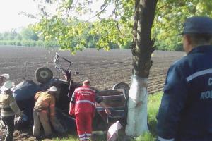 На Киевщине ВАЗ влетел в дерево: 2 человека погибли, 3 травмированы