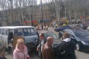 В Мелитополе АТОшный автомобиль врезался в толпу людей: есть жертвы