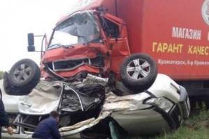 Жуткая авария под Чугуевом: автомобили "всмятку", четверо пострадавших