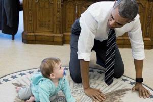 В Сети появилось фото Обамы, ползающего на четвереньках