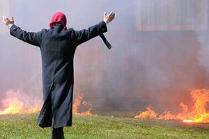 В Архангельской области женщины подожгли дом, чтобы сжечь "ведьму" и ее детей 