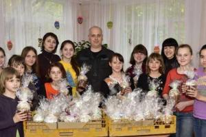 Детям из прифронтового Гранитного привезли пасхальные подарки 