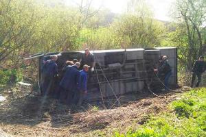 В Хмельницкой области у автобуса на ходу отлетело колесо: пострадали 17 человек