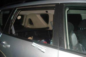 В Киеве мужчина и женщина украли из авто массажное кресло