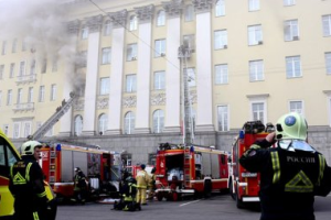 253 пожарных тушат здание Минобороны РФ, трое из них пострадали