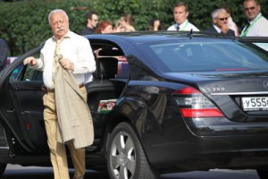 Телеведущий Леонид Якубович попал в ДТП с супругой и внучкой