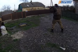 Украинский боец в эпицентре боя снял на видео перестрелку с боевиками в Марьинке