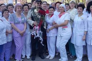Женщины-медики попрощались с любимым певцом Стасом Михайловым