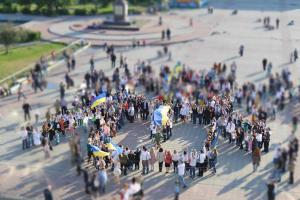 В Северодонецке образовали "живую" вышиванку 