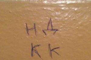 Воры в Киеве начали отмечать квартиры странными сокращениями