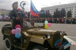 В Донецке и Луганске прошли первомайские демонстрации "в лучших советских традициях"