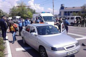 В Мариуполе авто сбило женщину: над водителем хотят устроить самосуд