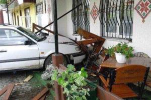 В Новояворовске авто влетело в летнюю площадку кафе: есть пострадавший