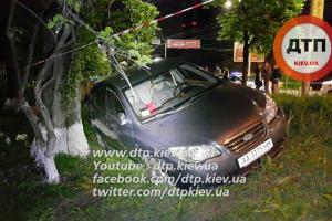 В Киеве авто сбило девушку на тротуаре