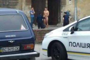 Во Львове по центру города гулял обнаженный мужчина (18+)