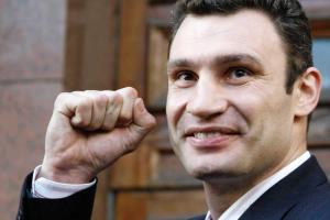 Мэр Киева спел на празднике последнего звонка, Гройсман смотрел и улыбался 