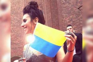 Джамала опубликовала фото с перевернутым флагом Украины 