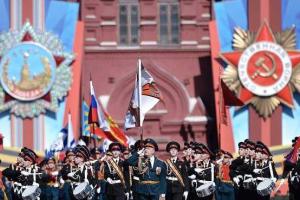 В Москве во время парада с трибуны упал зритель