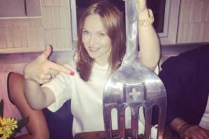 Альбина Джанабаева показала фото без макияжа 