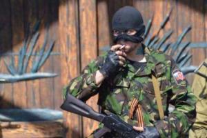 Жители Луганска утихомирили пьяных военнослужащих ВС РФ, которые метали ножи в дверь жилого дома 