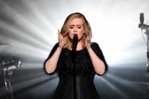 Певица Адель отчитала свою фанатку на концерте 