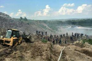 Под Львовом вблизи свалки треснула дамба, среди жителей началась паника