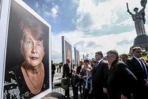 Порошенко в Киеве открыл фотовыставку "Матери героев"