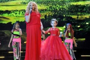 Лариса Долина вышла на сцену вместе с 4-летней внучкой