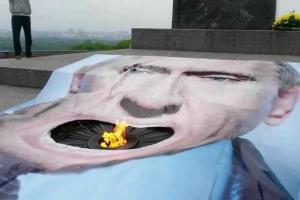 В Киеве "вечный огонь" накрыли портретом Путина