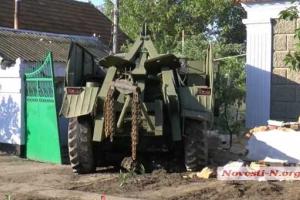 В Николаеве пьяный военный на «Урале» разнес частный двор