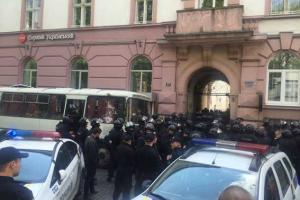 Во Львове люди в масках пытались снести памятник коммунисту 
