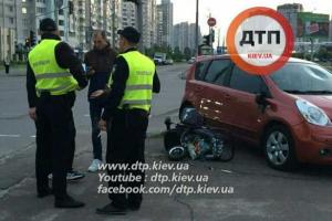 В Киеве женщина на Ниссан вылетела на тротуар и зацепила мать с коляской
