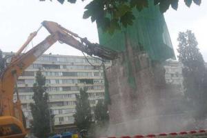 В Киеве к памятнику чекистам пришла возмущенная женщина