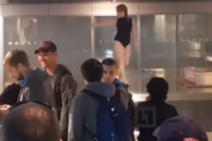 Полуголая женщина в аэропорту "Домодедово" едва не устроила стриптиз на глазах пассажиров