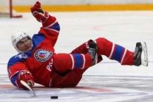 Путин грохнулся на лед во время хоккейного матча в Сочи