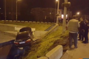 ДТП в Киеве: водитель на скорости залетел на крышу киоска