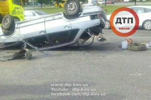 В Киеве из-за пешехода ВАЗ опрокинулся на крышу