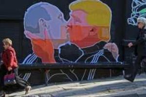 В Литве на стене дома открыли фреску со страстным поцелуем Путина и Трампа